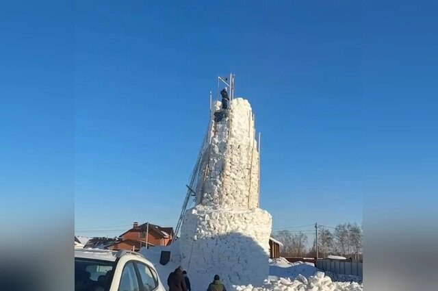    Снеговик уже достиг 12 метров в высоту. Фото: Соцсети
