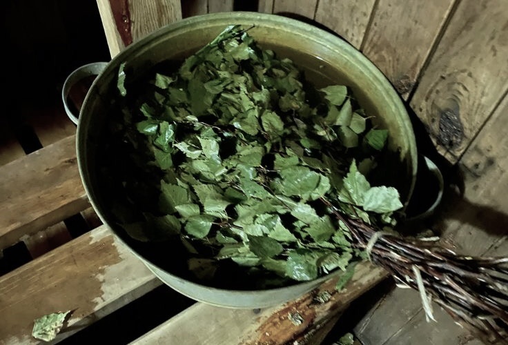 В бане, по поверьям, каким-то образом уживаются и Банник, и Обдериха. Еще и всякая другая нечисть к ним попариться в полночь приходит. 