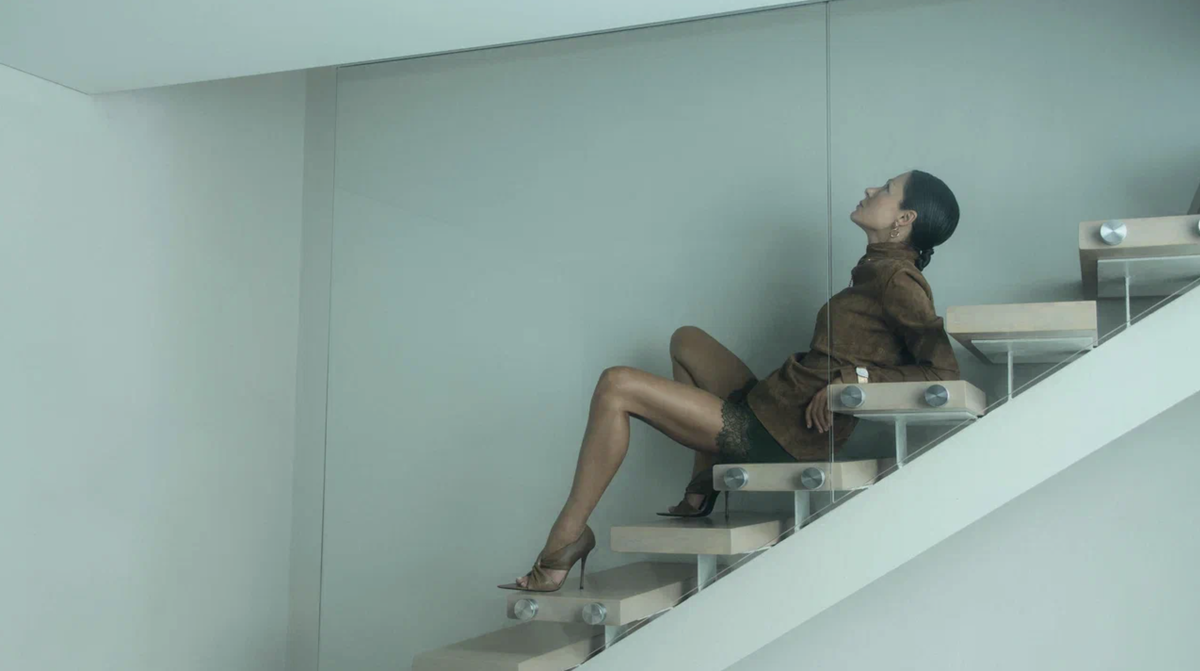     На Елене Лядовой: топ, Jacob Lee (ЦУМ); шорты, Blumarine (ЦУМ); туфли, Saint Laurent (ЦУМ); серьги Look at Me, браслет Aleluia, все — золото, бриллианты, Pasquale Bruni