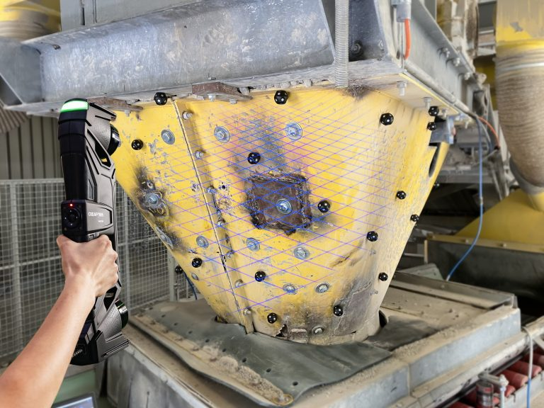 *Использование HandySCAN Max для 3D-сканирования перегрузочной воронки.*