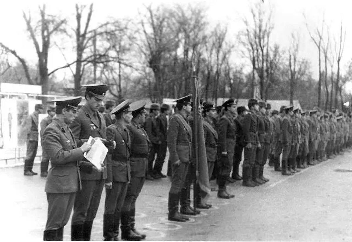 Бальон связи в строю. Слева на право: Начальник штаба,замполит, зампотех и зампотыл... Фото Юрия Назарова.