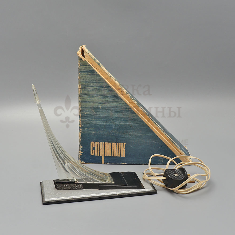 Светильник-сувенир, ночник «Спутник», пластмасса, оргстекло, в рабочем состоянии, СССР, 1960-е. Фото с нашего сайта dvaveka.ru