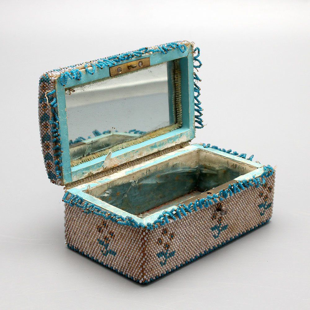 Старинная шкатулка-ларец с зеркалом и отделкой бисером, Российская Империя, Тула, нач. 19 в. Фото с нашего сайта dvaveka.ru 