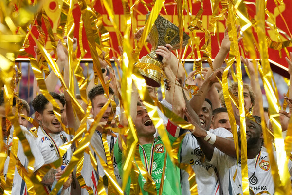 Игроки и тренерский штаб ПФК ЦСКА на церемонии награждения после окончания матча Суперкубка России 2025 по футболу в Казани, 12 июля 2025 года / Александр Вильф/РИА Новости   📷