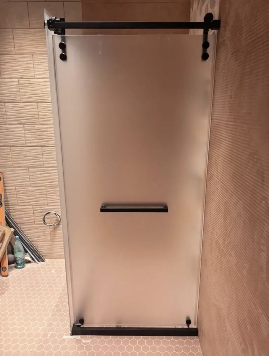 Диагональная дверь в душевую 