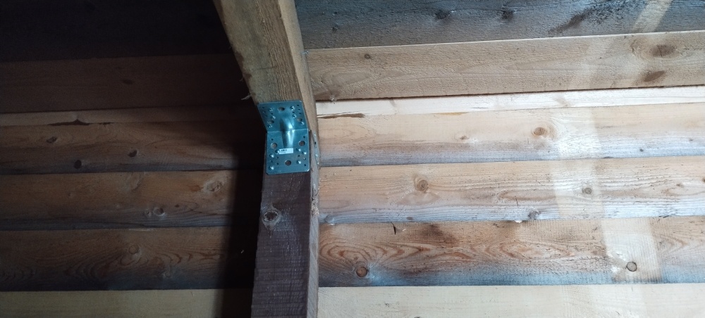 Потолок пришит поверх балок