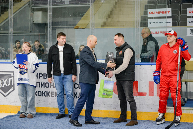    Известный тренер Андрей Романов показал секреты мастерства юным хоккеистам «Олимпии»