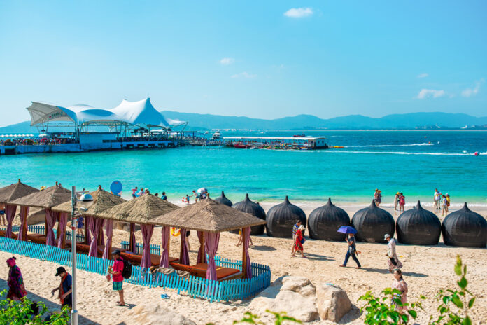    Отпускники меняют привычные направления на экзотический Хайнань.