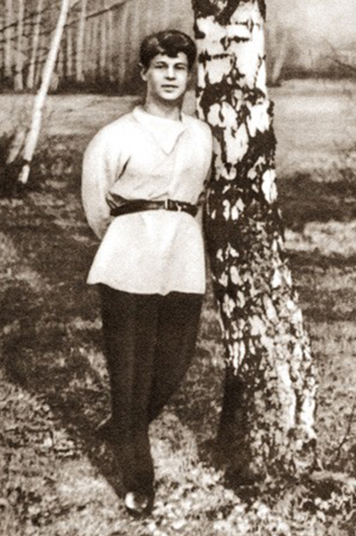 Есенин у берёзы (фото взято из открытых источников) 