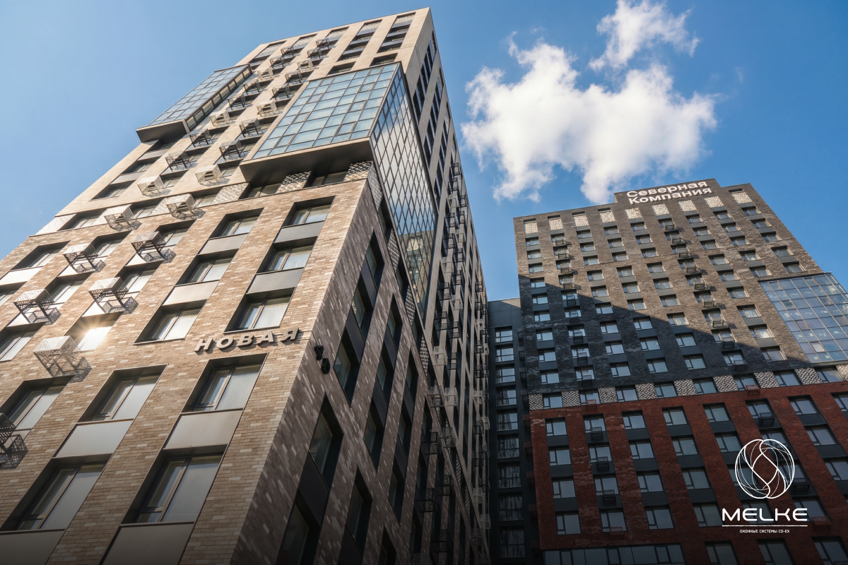 Иногда ЖК премиум-класса сразу оснащают премиальными оконными системами. Так, ЖК «Нобель» в Рязани остеклили Melke Centum - самыми тёплыми и тихими окнами в России по версии MosBuild.