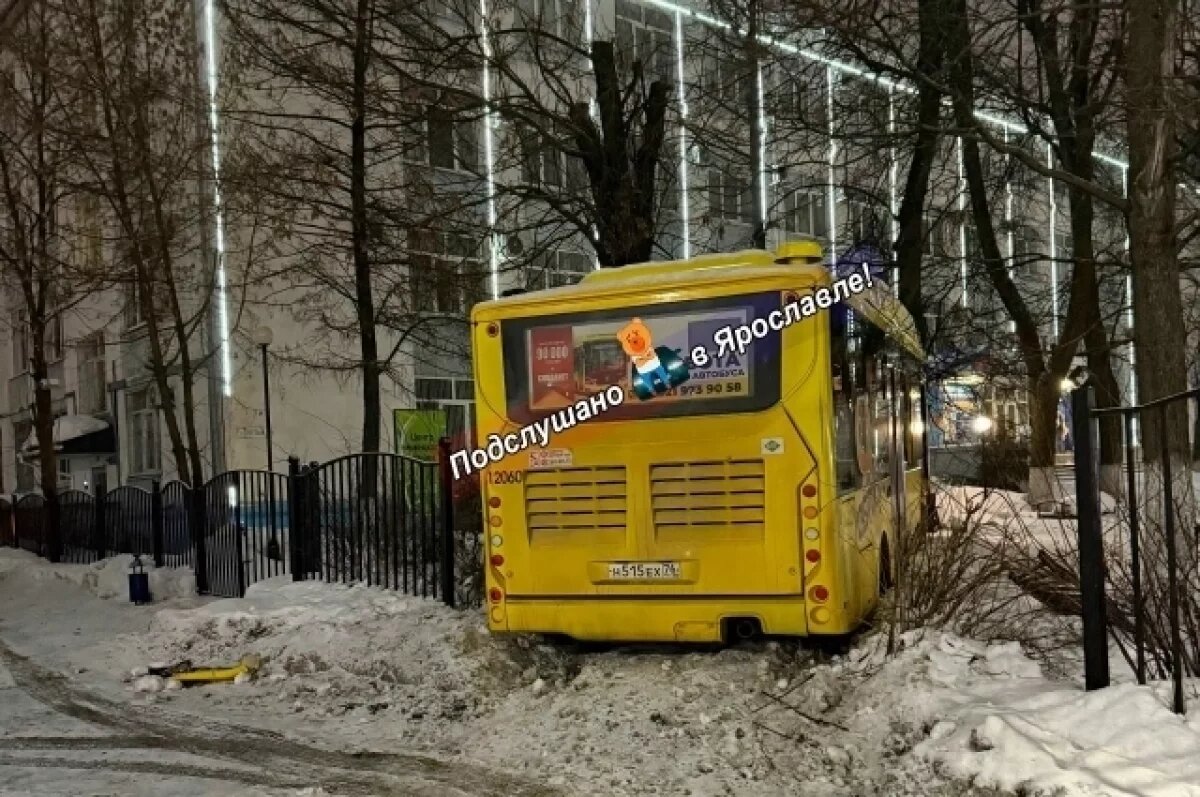    «Яавтобус» снёс забор МУБиНТа на Советской