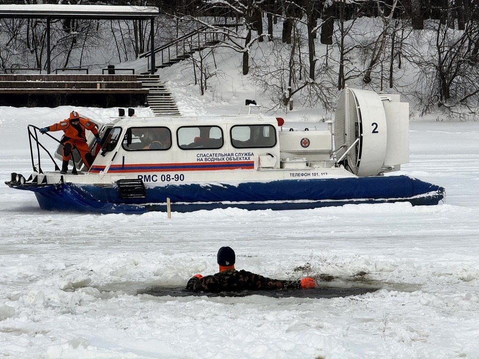    Пропавших в подмосковном Звенигороде детей могло затянуть течением реки под лед Андрей АБРАМОВ