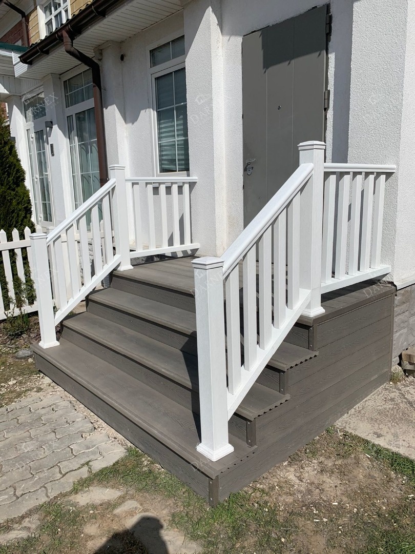 Серое крыльцо из ДПК с белыми ограждениями