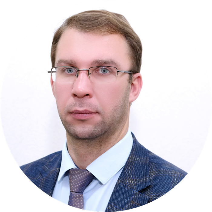 «В конце февраля в администрацию Ульяновска поступило обращение от группы перевозчиков, обслуживающих городские маршруты по нерегулируемым тарифам, - рассказал ulpravda.ru руководитель пресс-службы администрации Ульяновска Андрей Шафиров. – Пять предпринимателей, работающих в сфере пассажирских перевозок, известили, что с 1 марта они расторгают трехстороннее соглашение между МКУ «Организатор пассажирских перевозок», а также региональными министерствами транспорта и соцразвития об обслуживании пассажиров по единому социальному проездному билету. Так как перевозчики работают по нерегулируемых тарифам, они вправе как устанавливать цены за проезд пассажиров, так и принимать решение, перевозить им пассажиров-льготников или не перевозить».