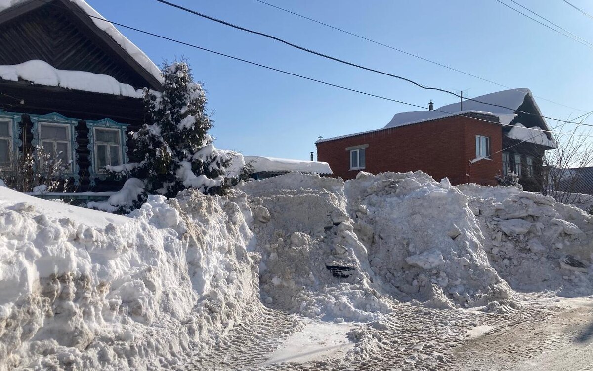    Жители Ижевска поспорили о трактористах, сгребающих снег к домам и калиткам