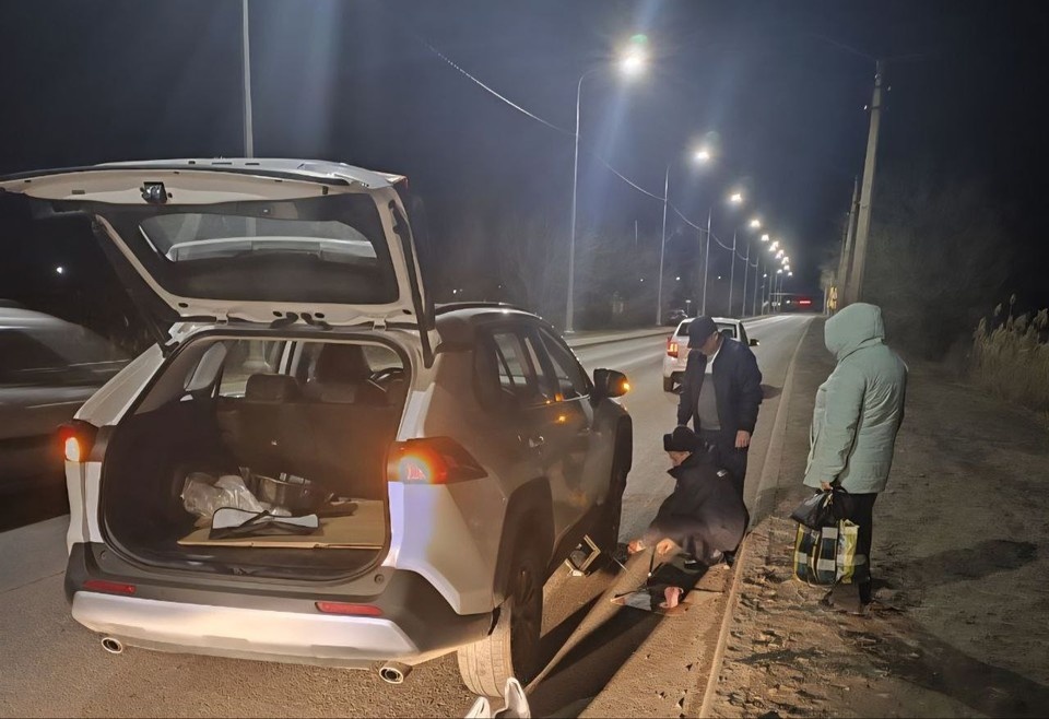    Полицейские быстро сориентировались в ситуации и оказали мужчине необходимую помощь. ФОТО: МВД по ЛНР