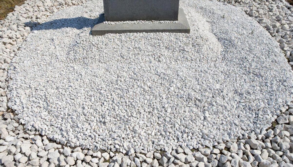 Благоустройство могил мраморной крошкой