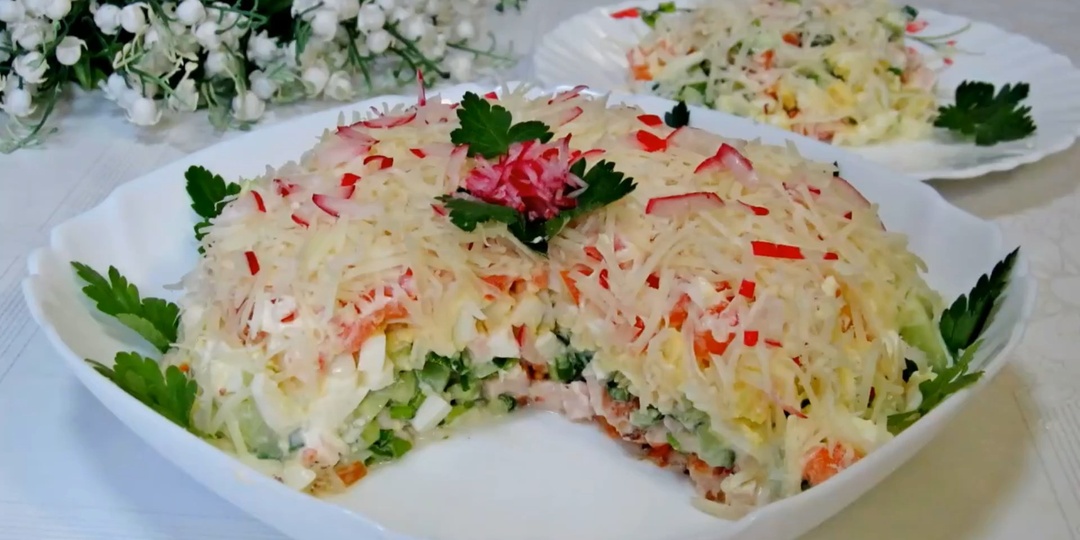 Нежный, по‑весеннему свежий салат - результат превзошёл ожидания! Благодаря эффектной подаче он станет звездой на любом столе.
