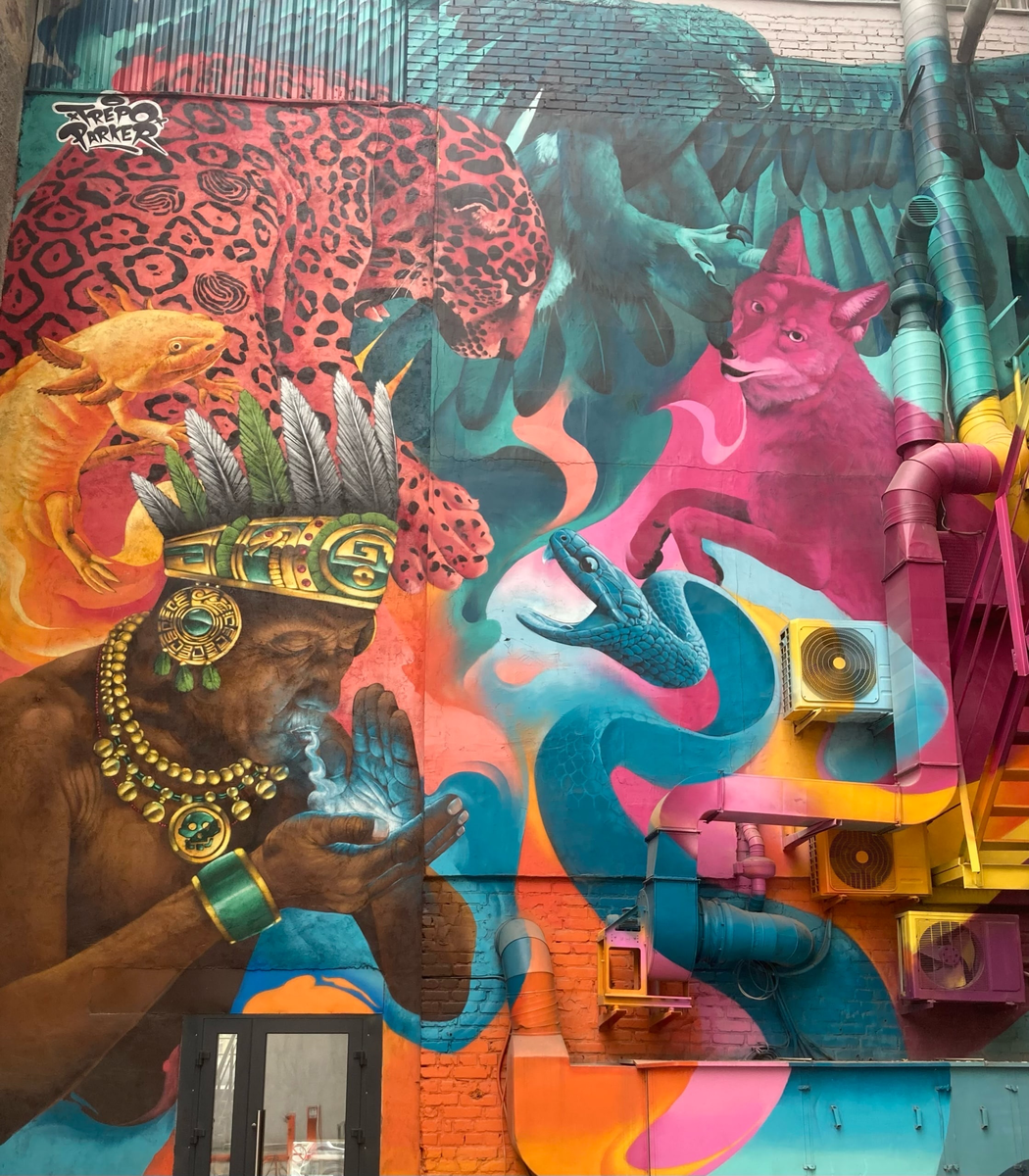 Мурал во внутреннем дворике