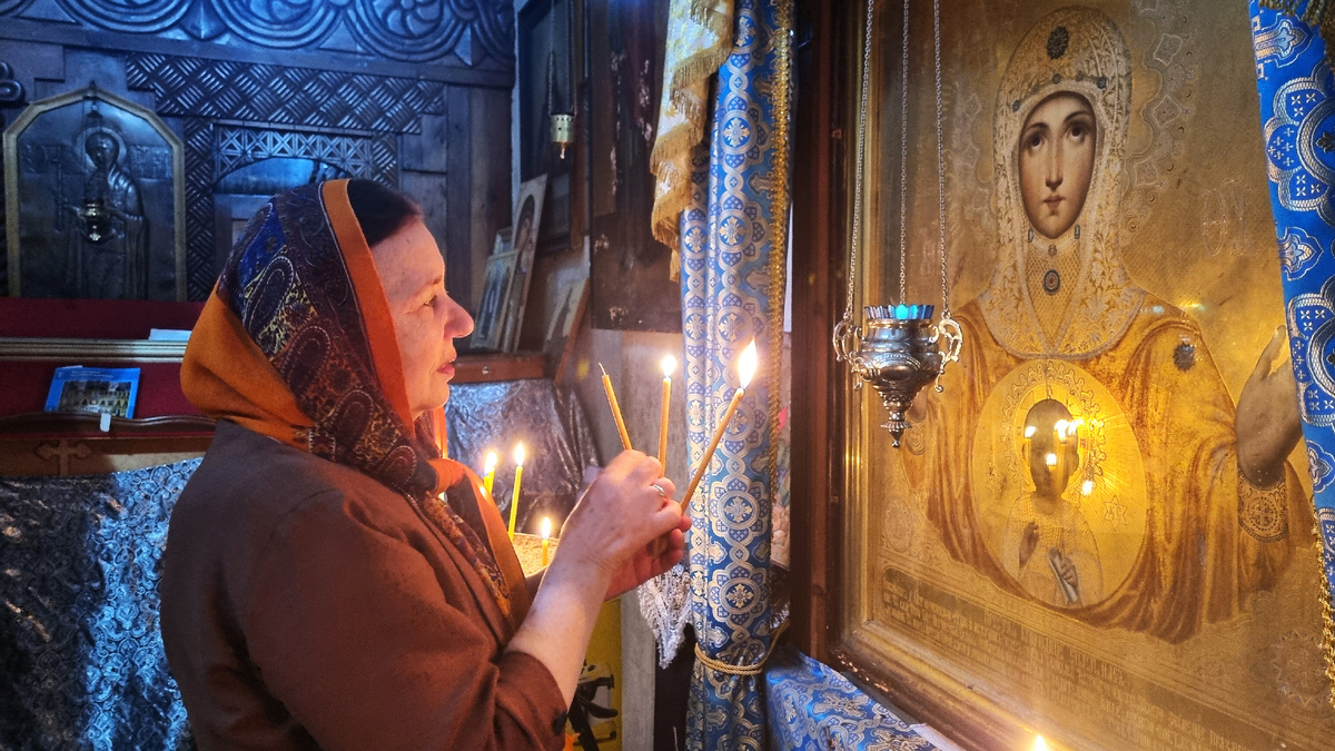 Моя супруга, Ламара Лакоба, в древнем храме села Лыхны Гудаутского района Республики Абхазия