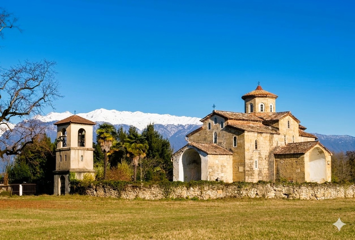 Средневековая православная церковь в селе Лыхны {Абхазия}. Церковь была построена в X веке. Её фрески XIV века выполнены под влиянием византийского искусства того времени и украшены более чем дюжиной греческих надписей. В 2007 году церковь была включена в список недвижимых культурных памятников национального значения Абхазии