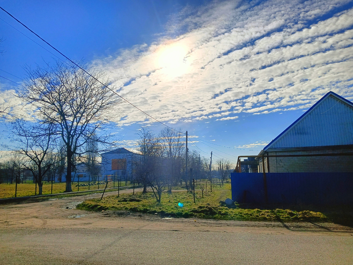 У нас сегодня тепло и сухо.