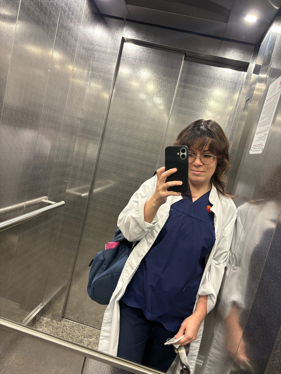 Это я на работе в лифте, поднимаюсь в свое отделение