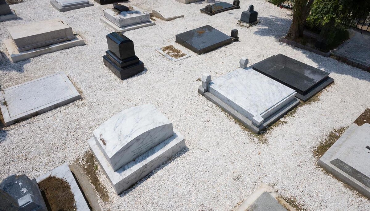 Благоустройство кладбища мраморной крошкой