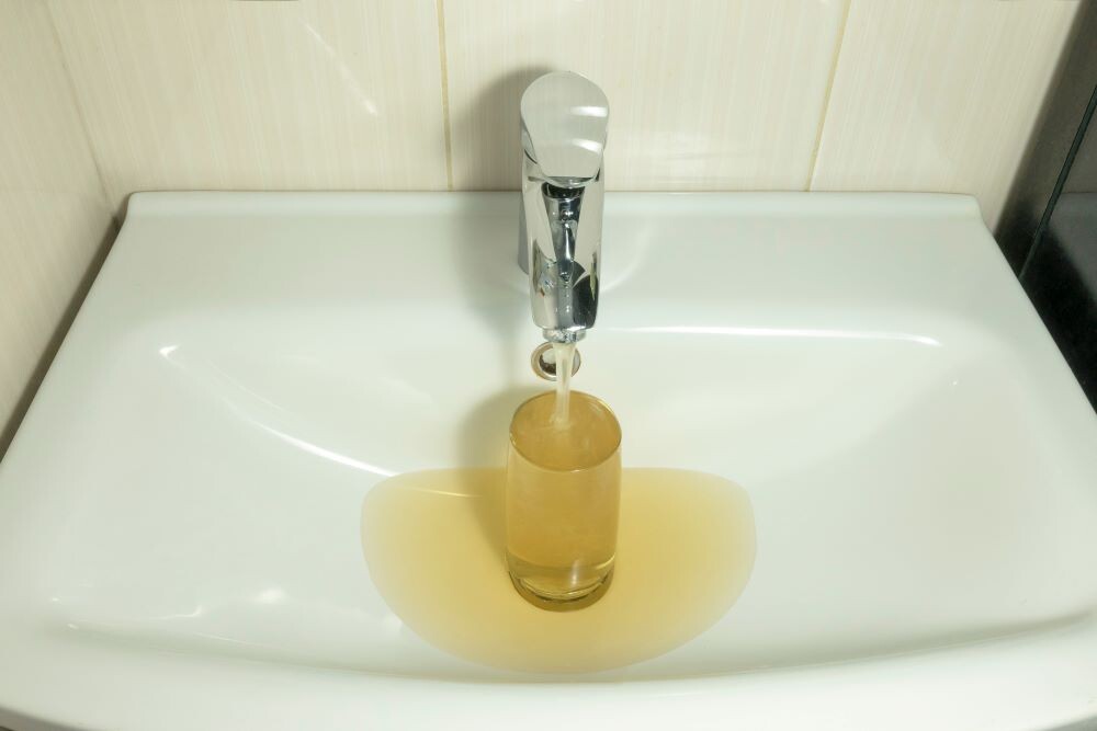 Мутная и желтая вода из-под крана 