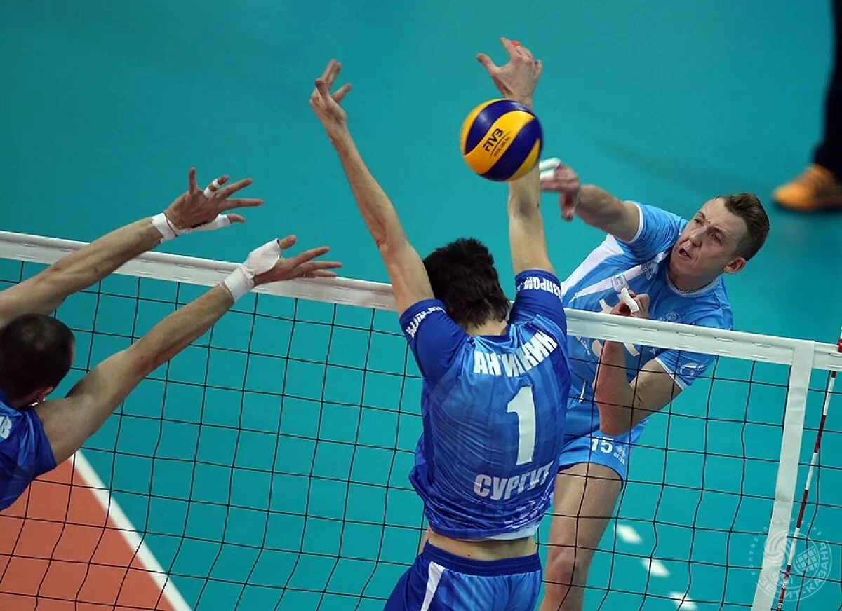    Сборная Петербурга всухую обыграла Новосибирск в волейбольном матче