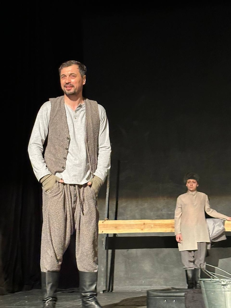 Сцена из спектакля «Станционный смотритель». Гастроли Акмолинского областного русского драматического театра (Казахстан). Фото автора.