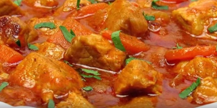 Тушёная свинина с луком и морковью.