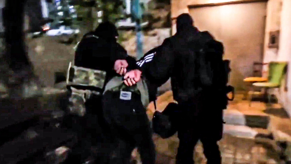   Пресс-служба УФСБ России по Республике Крым и городу Севастополю / ТАСС- Сотрудники ФСБ России во время задержания агента украинских спецслужб 27 сентября 2024 г.