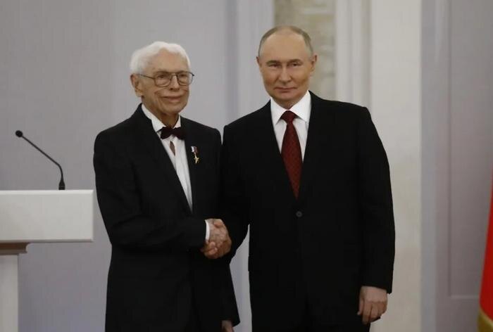 Композитор Александр Зацепин и президент РФ Владимир Путин. Обложка © Life.ru