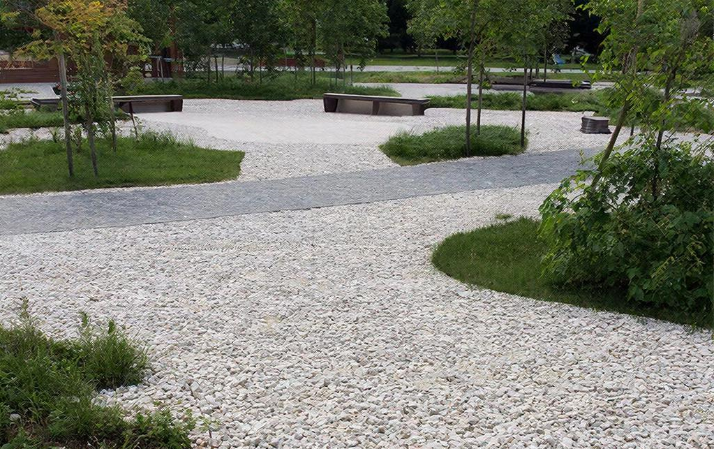 Благоустройство участка мраморной крошкой