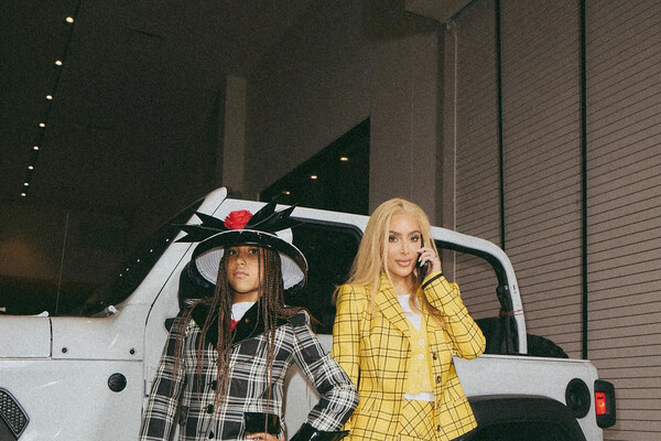 Ким Кардашьян и ее дочь Норт в образе Шер и Дион из фильма «Бестолковые» (1995) / kimkardashian/Instagram   📷