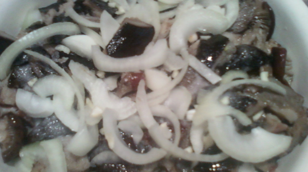    Солёные грузди и селёдка — взрывной дуэт русской кухни