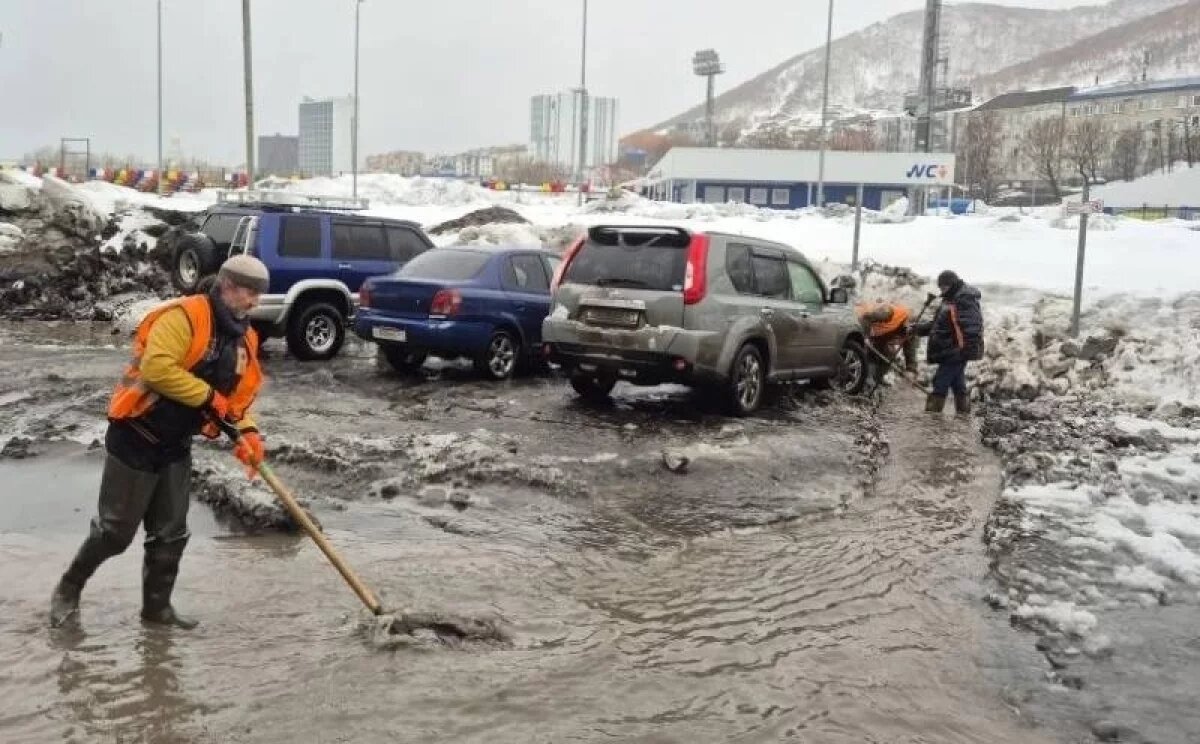    В Петропавловске усилили ручную расчистку ливнёвок из-за снегопада