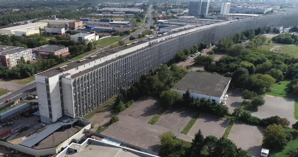 Где находится «упавший небоскреб»: история одного из самых необычных зданий Москвы