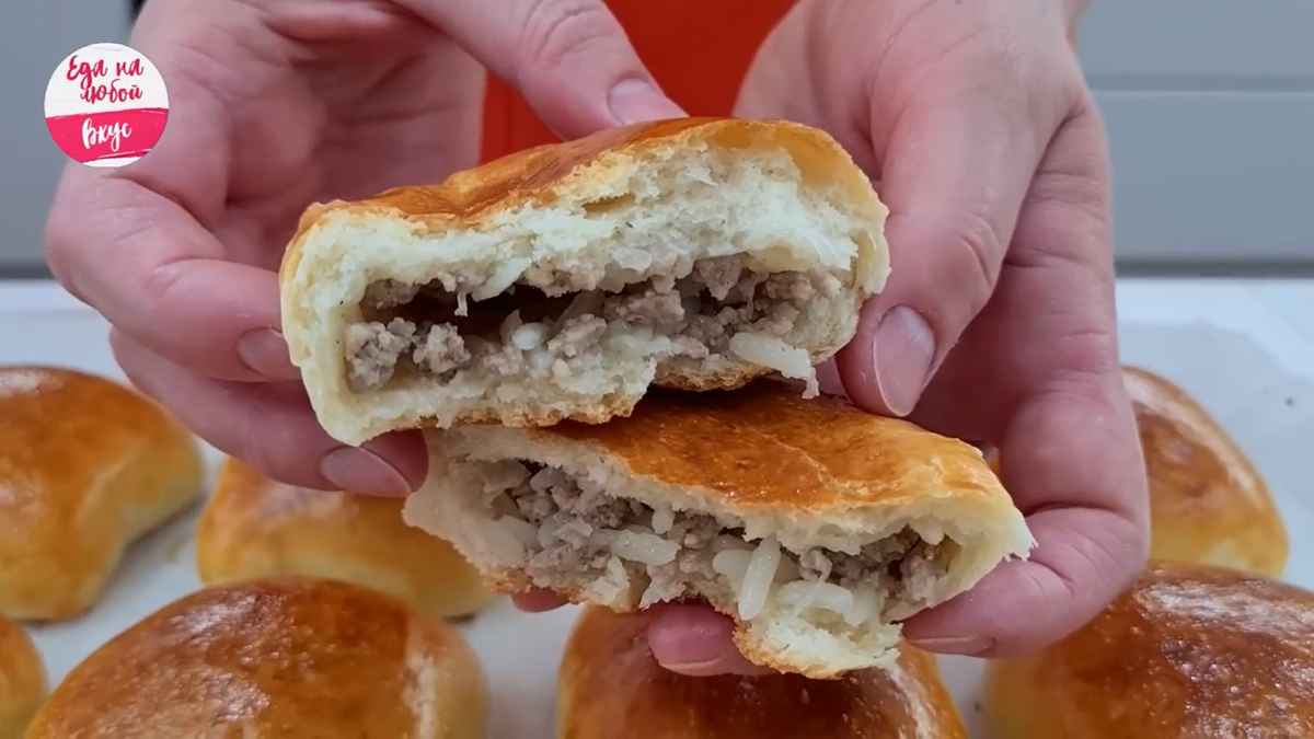 пирожки в разломе, где видно пористое тесто и сочную начинку