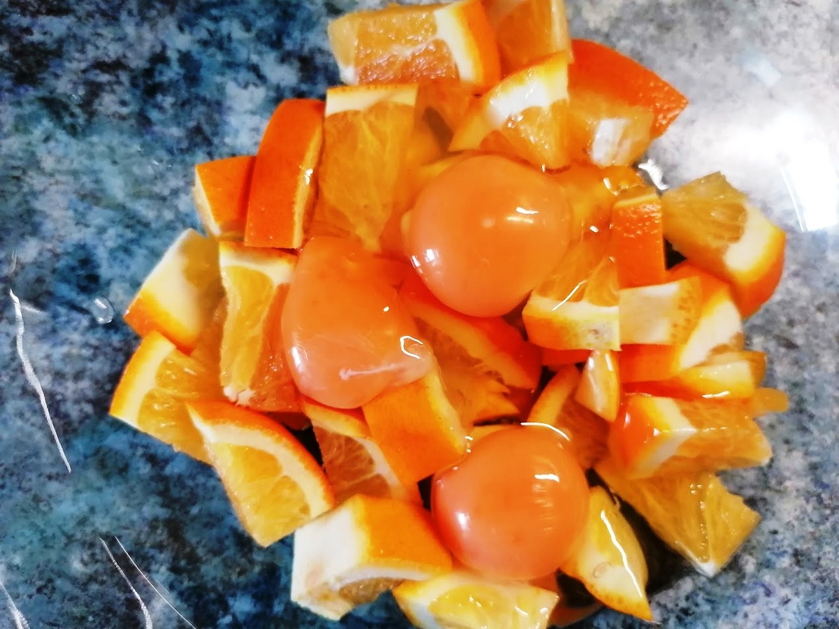 К нарезанному апельсину добавила яйца