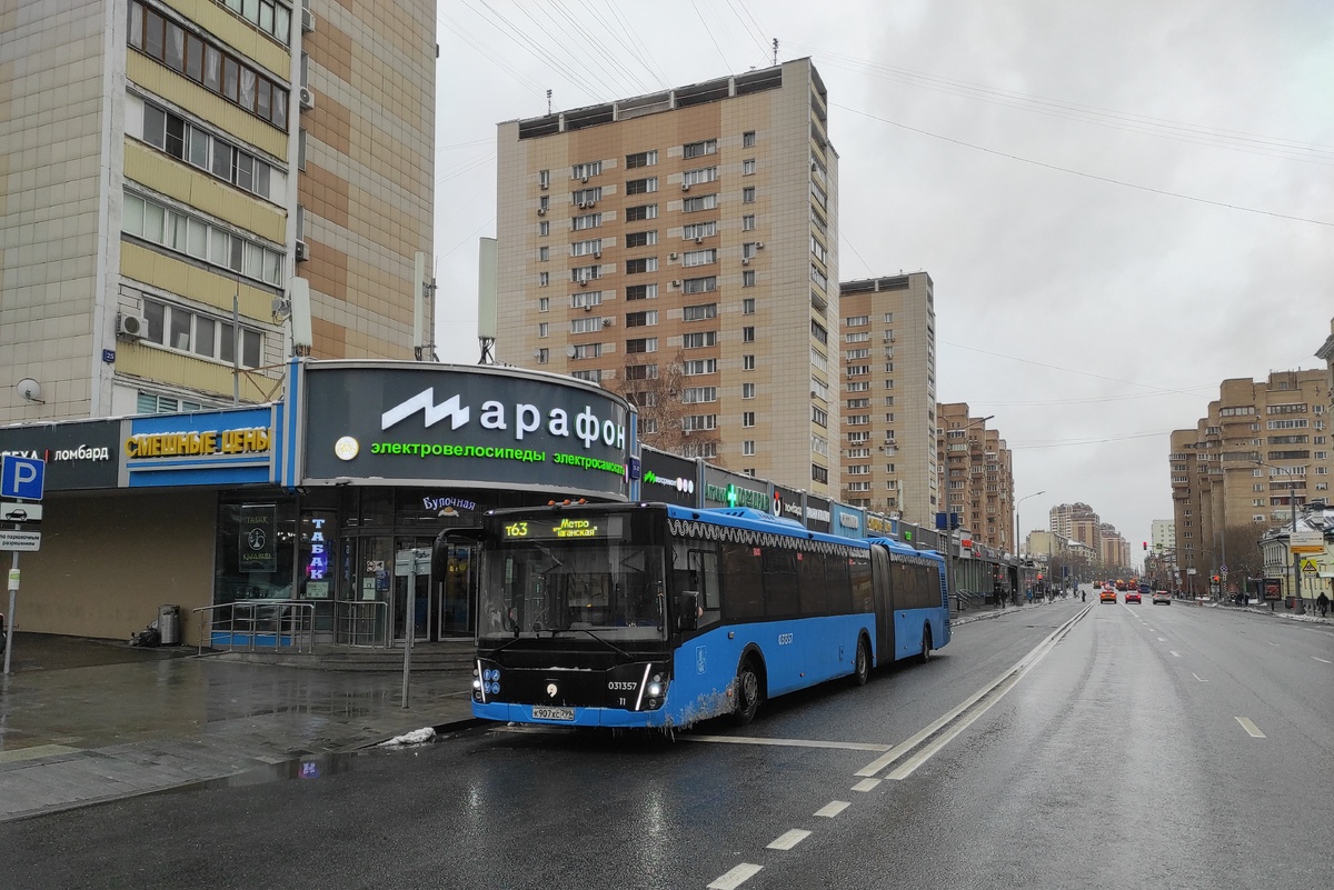 На огромном маршруте т63, который от Китай-Города едет почти до МКАДа, вместо троллейбусов по сей день работают даже не электробусы, а автобусы. И даже не газовые, а дизельные. И на многих других подобных маршрутах - толже.