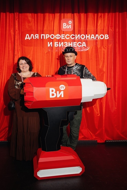 Мужу костюм подбирала я, самое интересное, что с такой шляпой был каждый второй. 