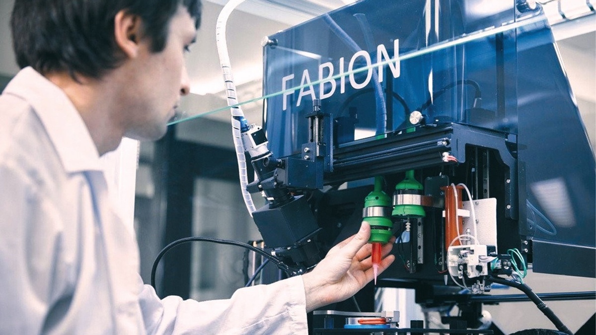 На фотографии: 3D-биопринтер FABION 2 печатает живую человеческую кожу. Источник фото: https://scientificrussia.ru/images/2/3fi2-full.jpg