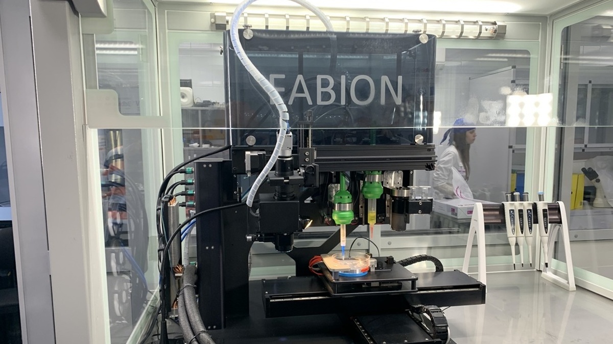 На фотографии: 3D-биопринтер FABION 2, который печатает кожу прямо на живых людях. Источник фото: https://roboticsrus.ru/?p=833