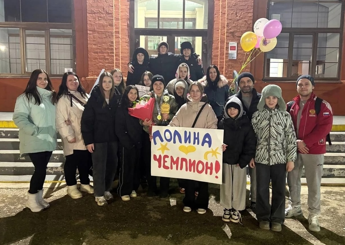    Так победительницу первенства России Полину Ефимову встретили в родной спортивной школе Вышневолоцкого округа Андрей Крылов