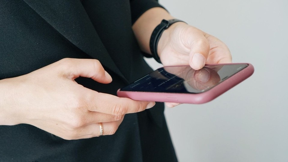    Бесплатный сервис может в режиме реального времени преобразовывать входящий звонок в текст и озвучивать письменные ответы слабослышащего абонента / Фото: МТС