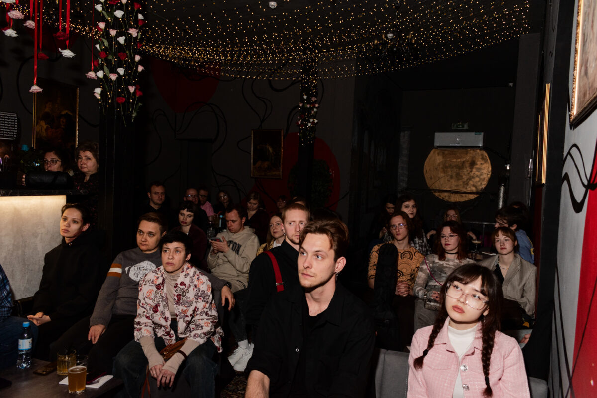    Гости квартирника и открытого микрофона в баре «Балаган»// Фото: тг — @ro_uv