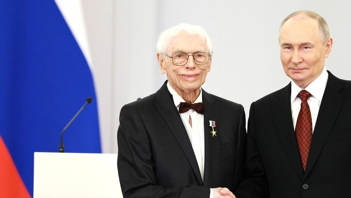    Композитор Александр Зацепин с президентом России Владимиром Путиным в 2025 году.   Александр Щербак / wikimedia.org