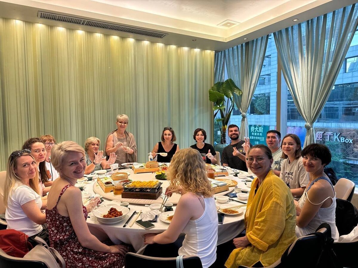 Китайский стол состоит из двух кругов: внешний и внутренний. Внутренний круг чуть выше наружного, он двигается. Иногда он крутится автоматически - очень медленно или есть ручка